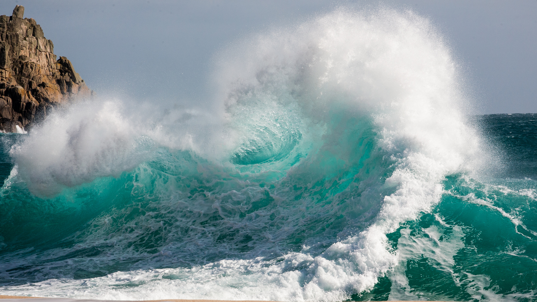 Big Ocean Waves Crashing